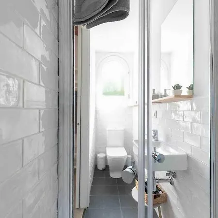 Newly Renovated W Pool & Bikeparking Guest house Girona