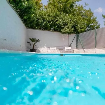 Newly Renovated W Pool & Bikeparking